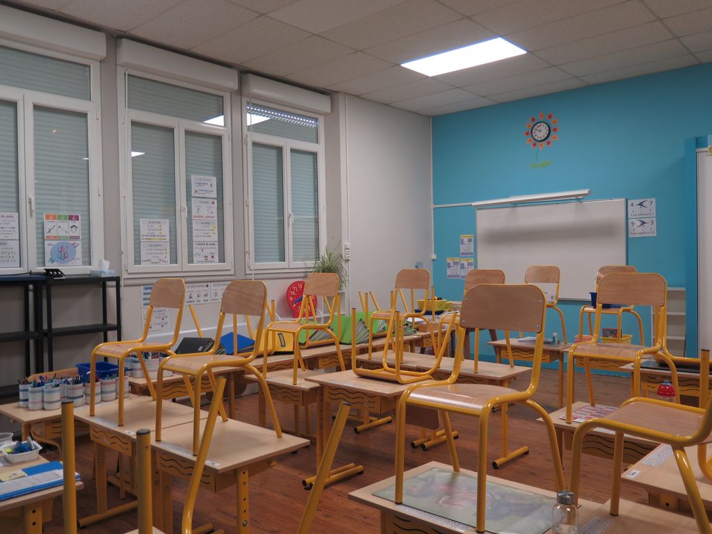 Salle de classe, côté rue.