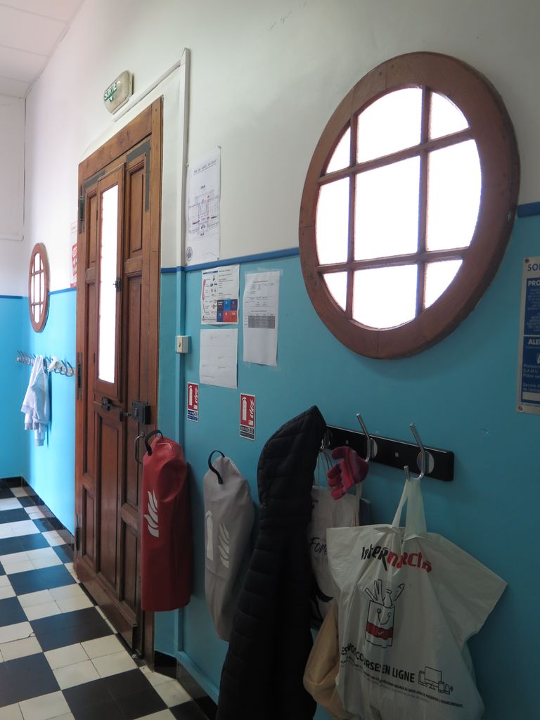 Porte d’entrée et œil de bœuf du couloir.