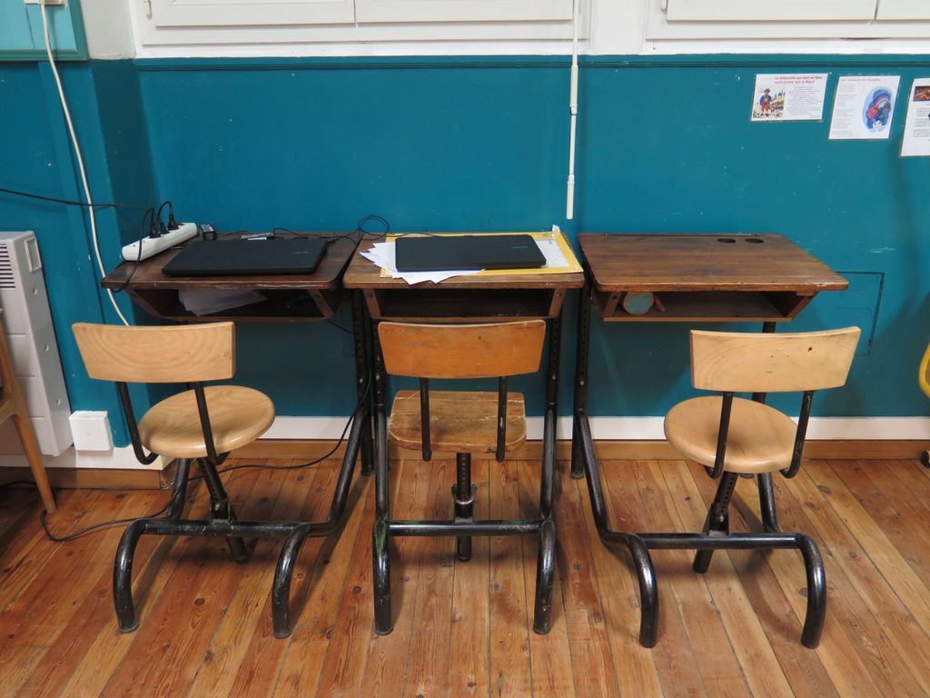 Classe. Mobilier scolaire.