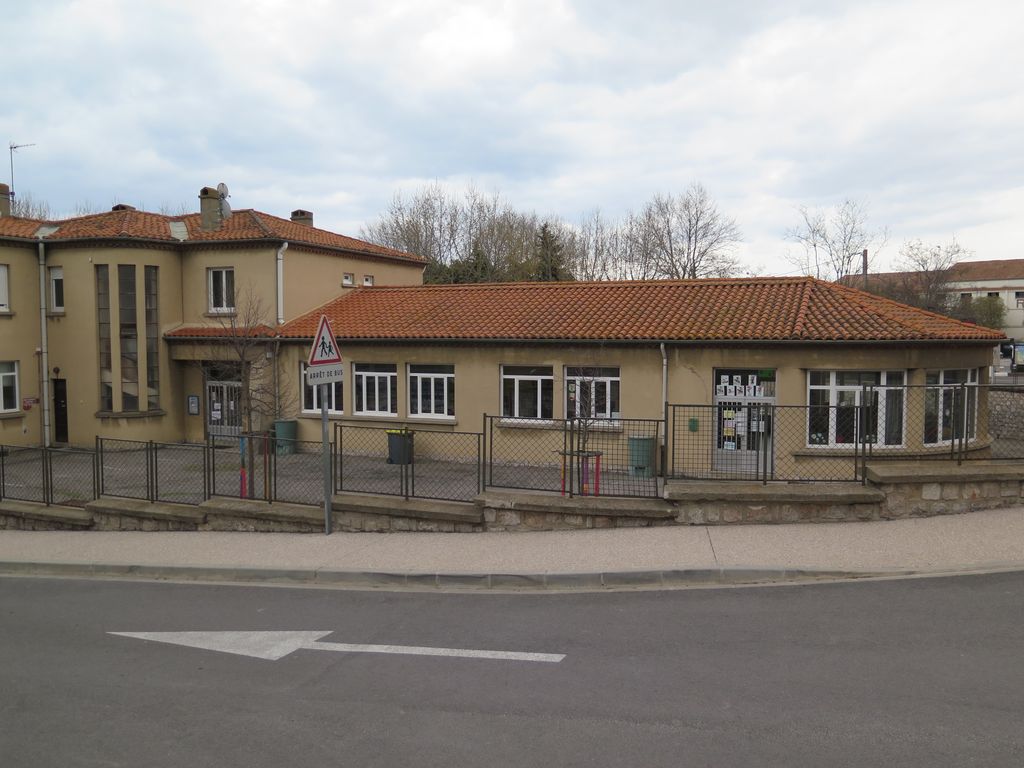 Façade nord. Jonction entre l’aile de l’école de garçons et l’aile de l’école maternelle avec sa rotonde.