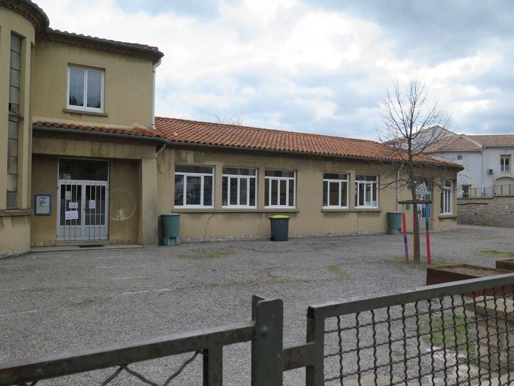 Façade nord. Aile de l’école maternelle d’origine avec sa rotonde.