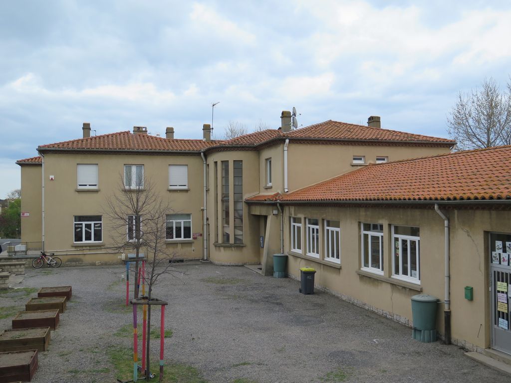 Liaison entre l’aile de l’école de garçons et l’aile de l’école maternelle par un escalier en demi hors-oeuvre, éclairé par une grande verrière.