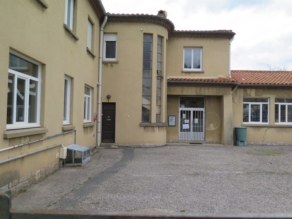 Liaison entre l’aile de l’école de garçons et l’aile de l’école maternelle par un escalier en demi hors-oeuvre, éclairé par une grande verrière.