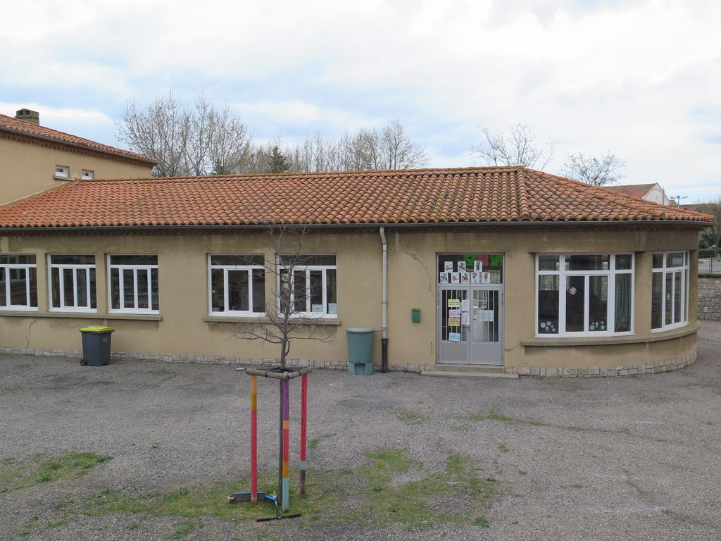 Façade nord. Aile de l’école maternelle d’origine avec sa rotonde.