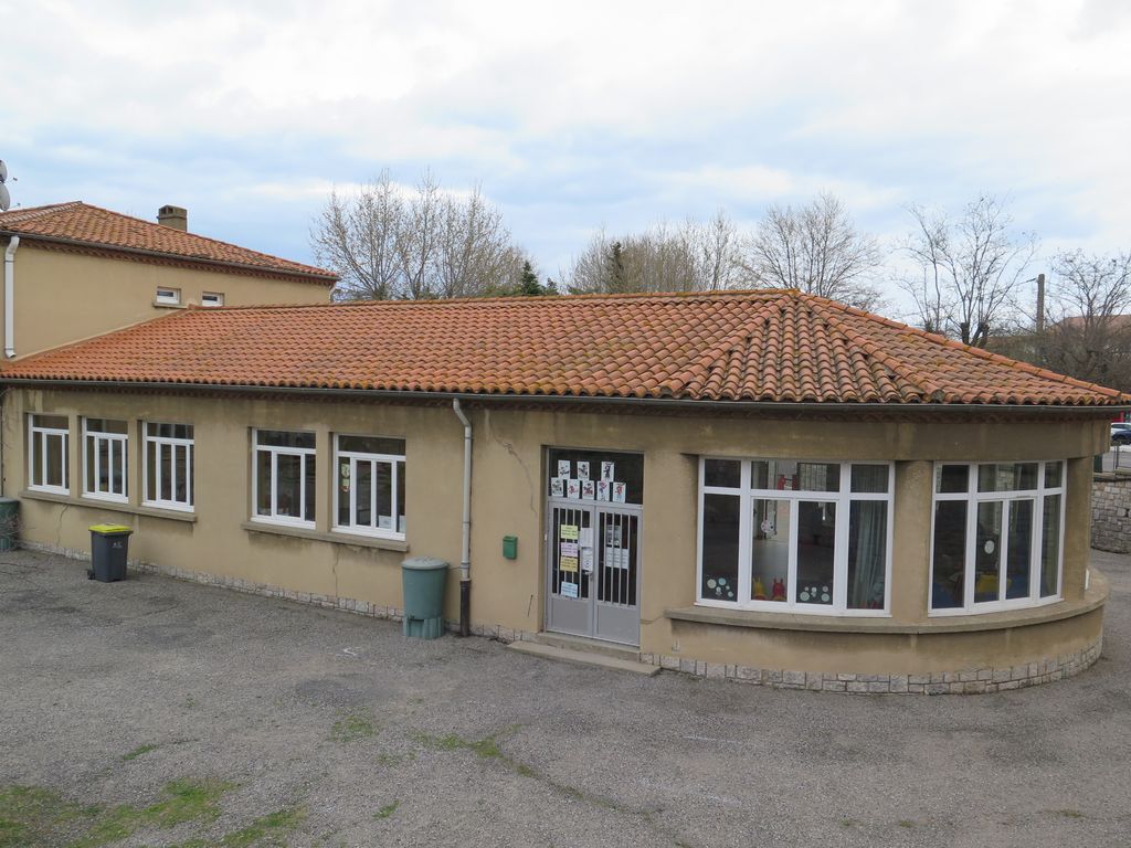 Façade nord. Aile de l’école maternelle d’origine avec sa rotonde.