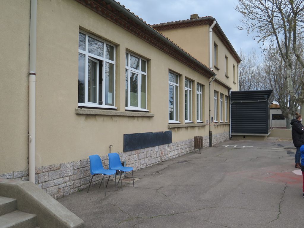 Façade sud. Cour de la maternelle.