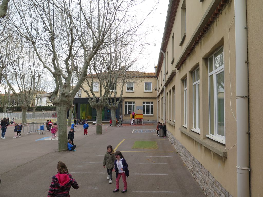 Façade sud. Cour de l’ancienne école de garçons séparée de celle de la maternelle.