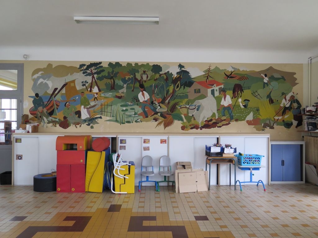 Salle d’exercice de la maternelle. Décor signé Max Savy 1954. Vue d’ensemble.