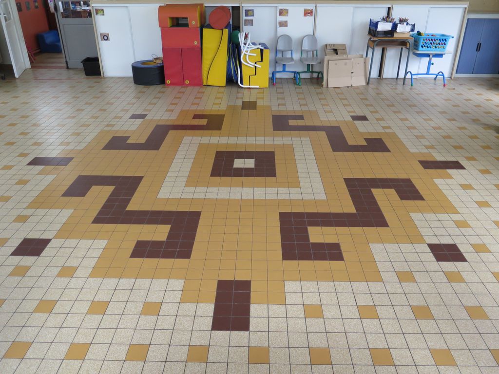 Salle d’exercice de la maternelle. Détail du carrelage.