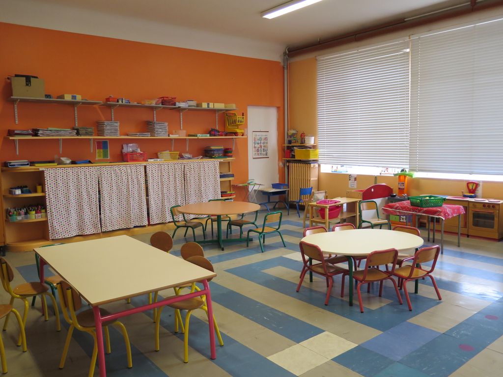 Salle de classe, côté cour. Dallage à motifs en linoleum.