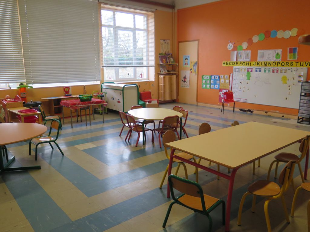 Salle de classe, côté cour. Dallage à motifs en linoleum.