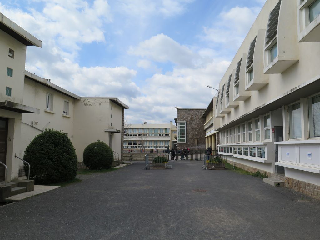 Accès au groupe scolaire, entre les logements à gauche et la cantine à droite.