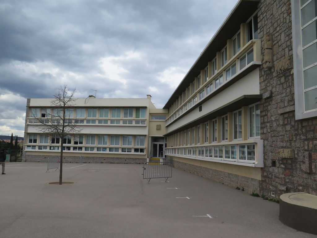 Façades sur la cour.