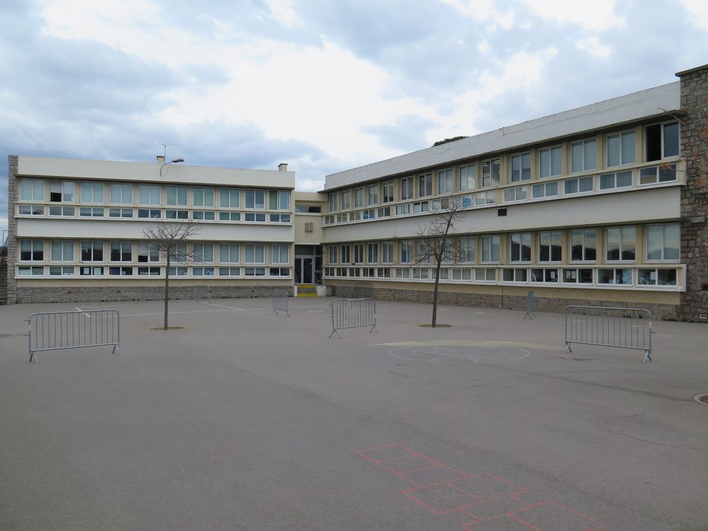 Façades sur la cour.