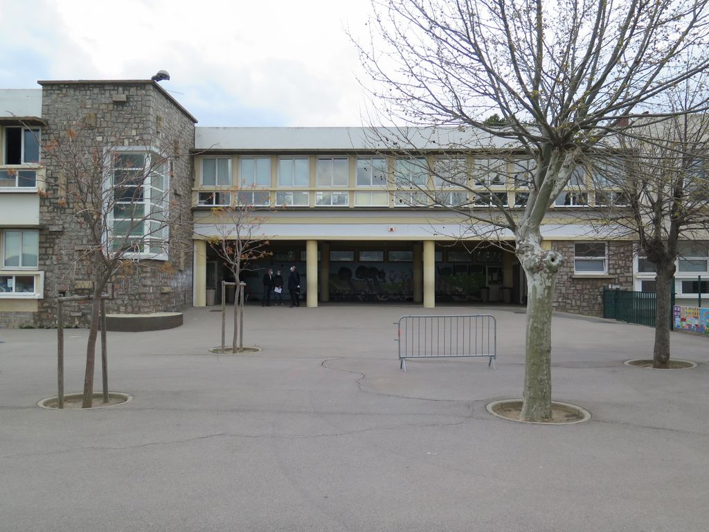 Façade sud sur la cour et préau.