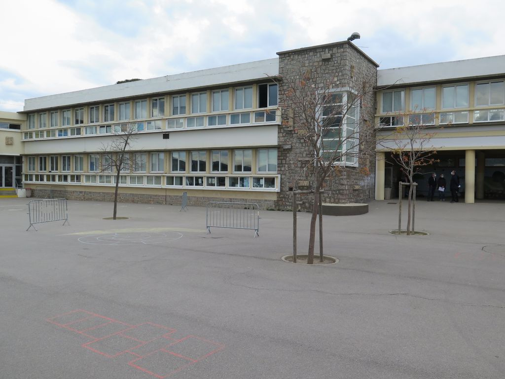 Façade sud sur la cour et préau.