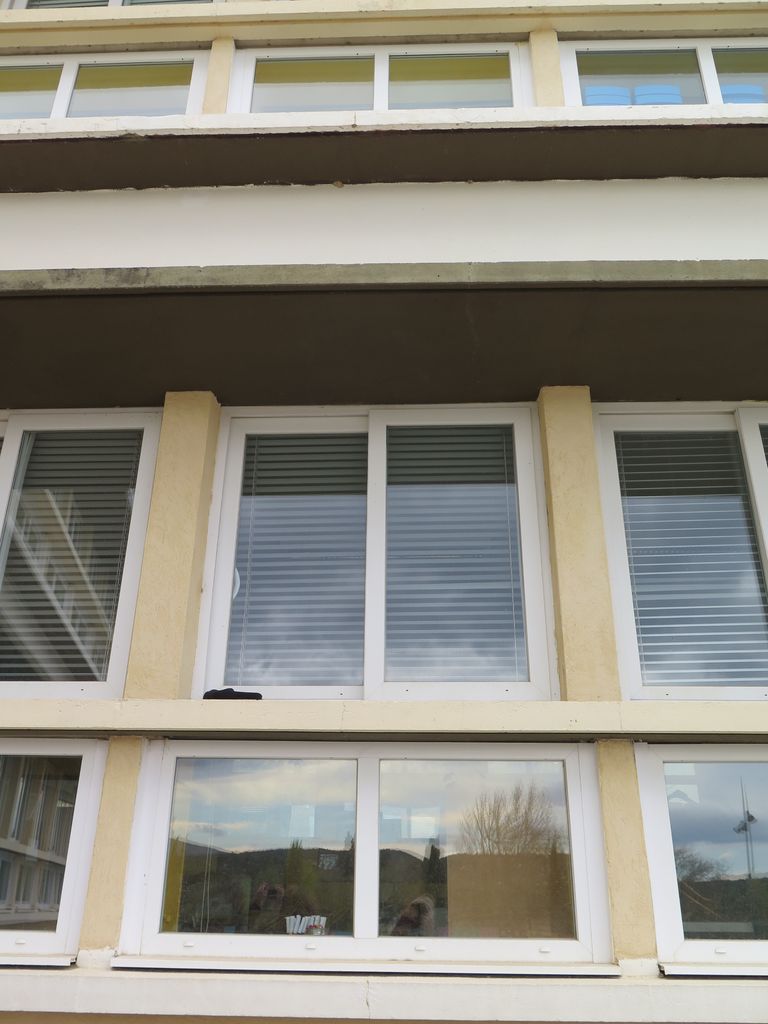 Façades. Les classes sont vitrées en partie basse et haute.