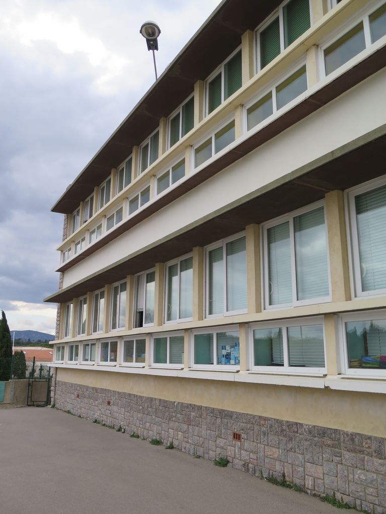 Façades. Les classes sont vitrées en partie basse et haute.