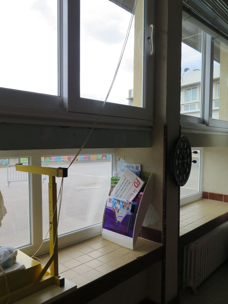 Intérieur d’une classe du RDC : l’allège est traitée très largement et permet d’encastrer les radiateurs.
