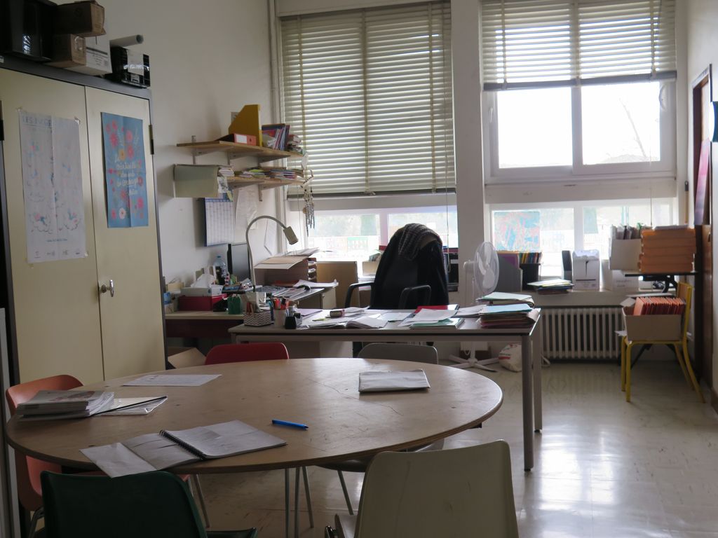 Intérieur d’un bureau du RDC : l’allège de la fenêtre très large sert d’étagère.