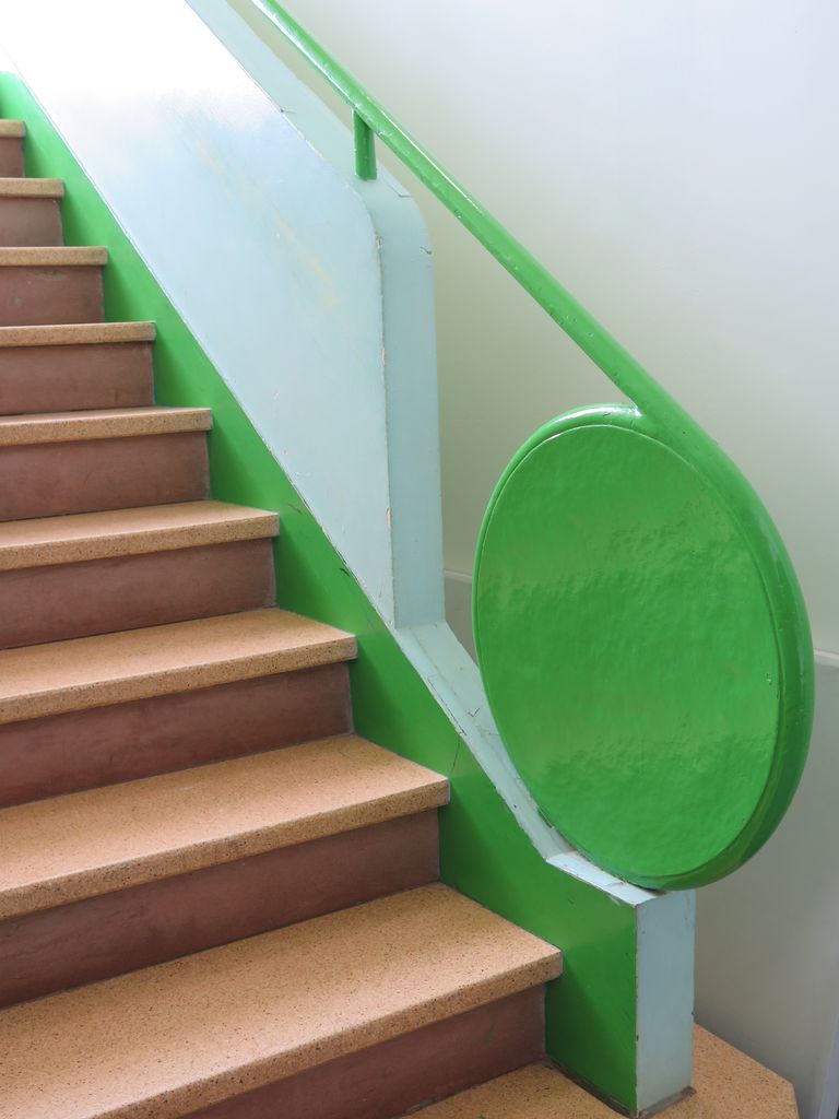 Escalier secondaire. Traitement graphique de la rampe.