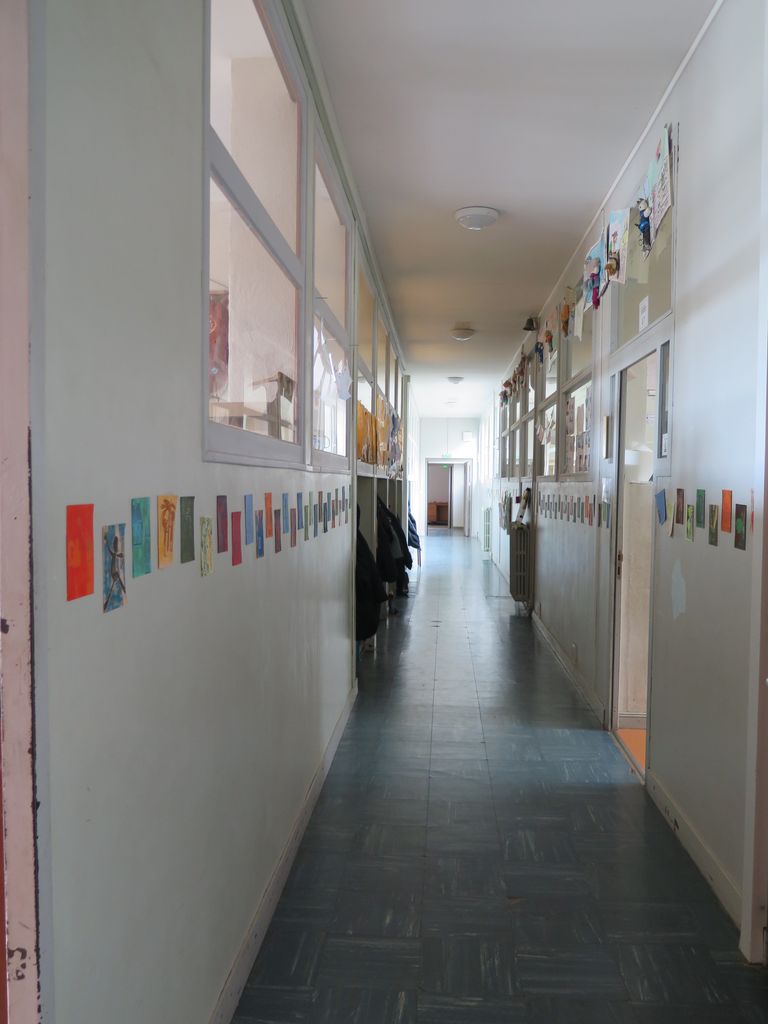 Couloir des classes du 1er étage. Celles-ci ont un double jour en partie haute.