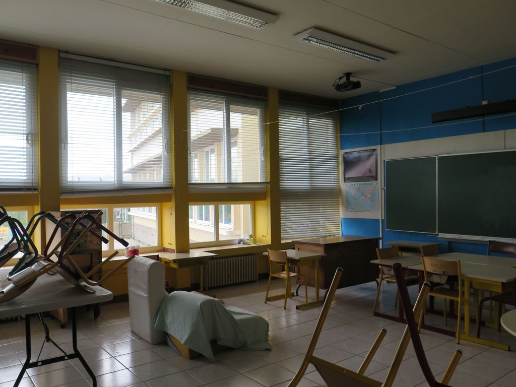 Salle de classe du RDC, vue sur la cour.