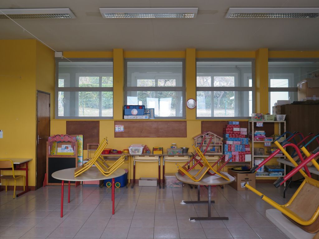 Salle de classe du RDC, vue côté couloir.