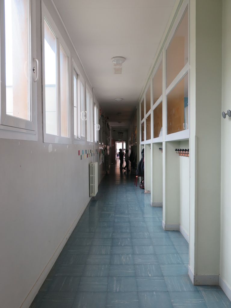 Couloir des classes RDC. 