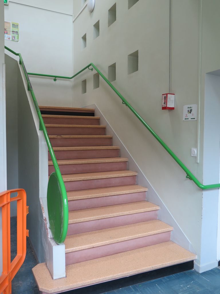 Escalier secondaire. Traitement graphique de la rampe.