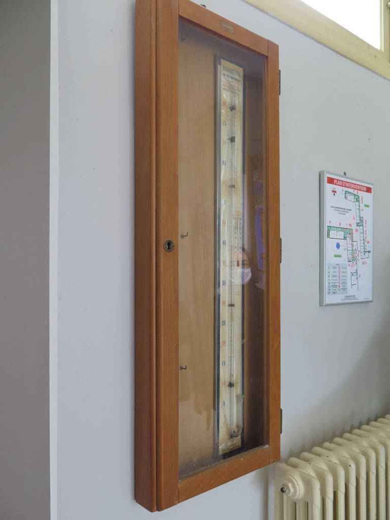 Couloir des classes. Baromètre.