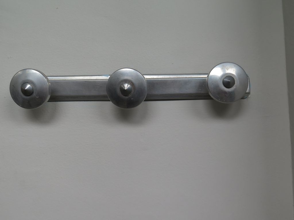 Couloir des classes. Porte-manteaux en fer blanc.