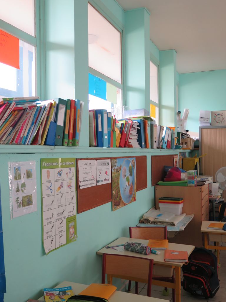 Salle de classe, vers le couloir.