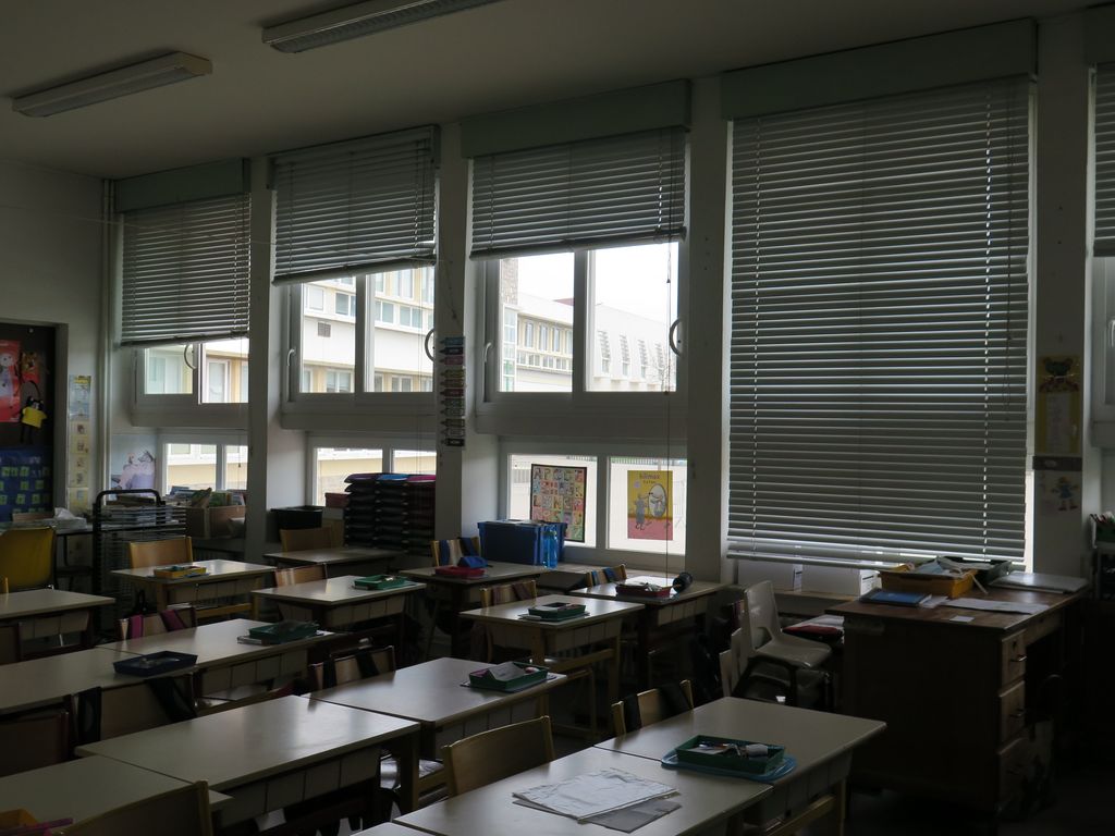 Salle de classe, vers la cour.