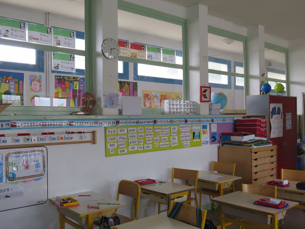 Salle de classe, vers le couloir.