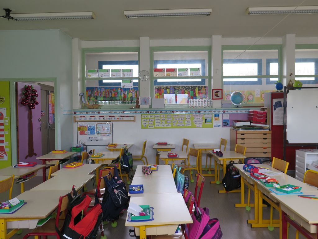 Salle de classe, vers le couloir.