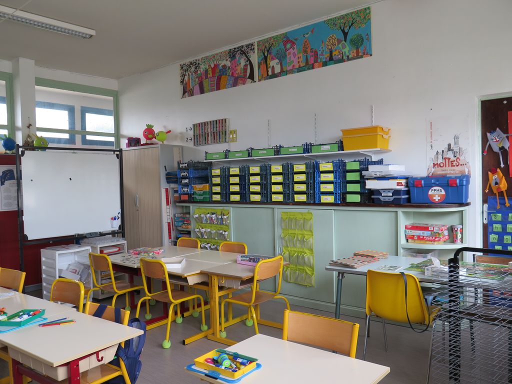 Salle de classe, vers le couloir.