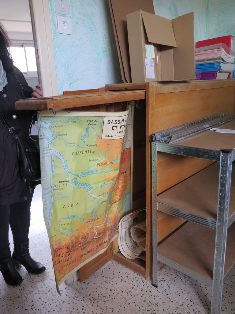 Salle de classe. Meuble à cartes.
