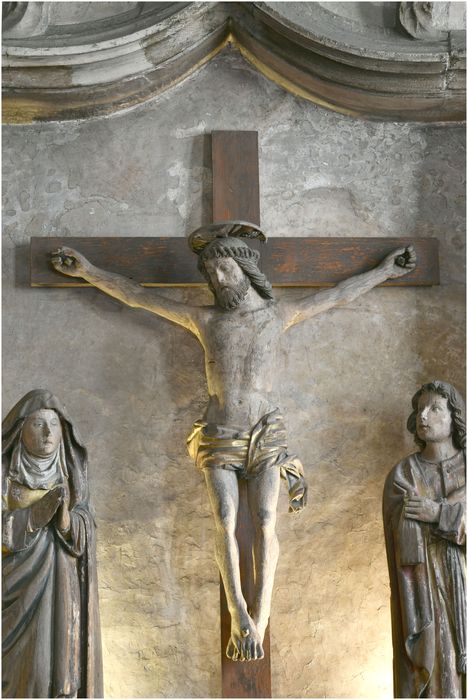 statues (calvaire) : Christ en croix, Vierge et saint Jean, vue partielle