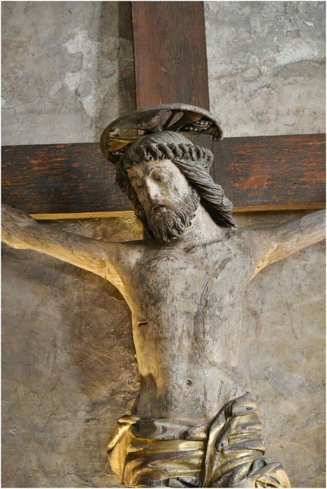 statue : Christ en croix, vue partielle