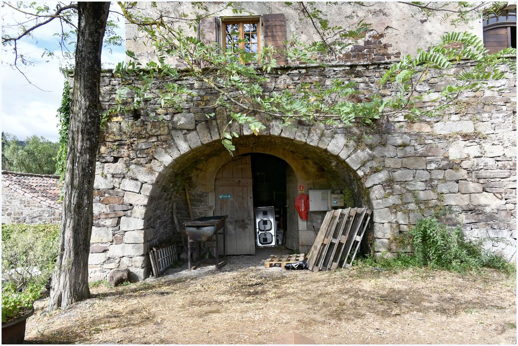 porte située sous une des arcades soutenant la terrasse est du château, accès à l'étage de soubassement sud