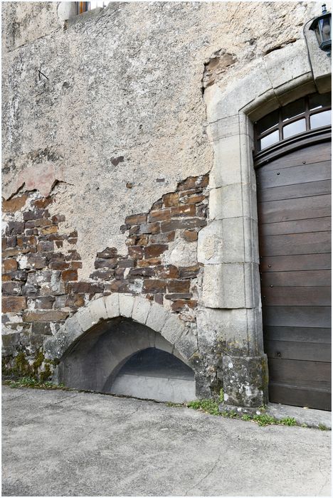 élévation est, porte d'entrée principale avec à gauche linteau en arc brisé d'une autre porte