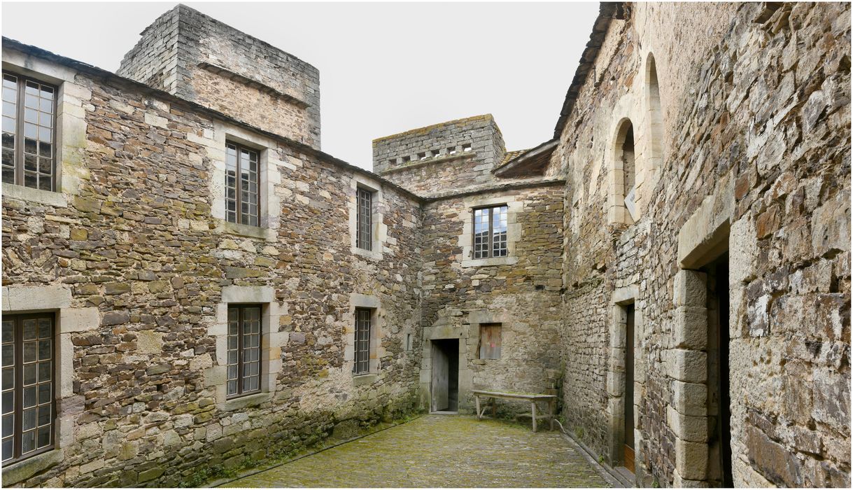 cour, vue prise depuis l’Est