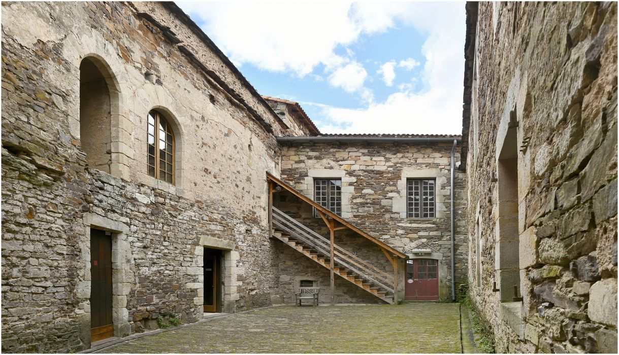 cour. vue prise depuis l’Ouest