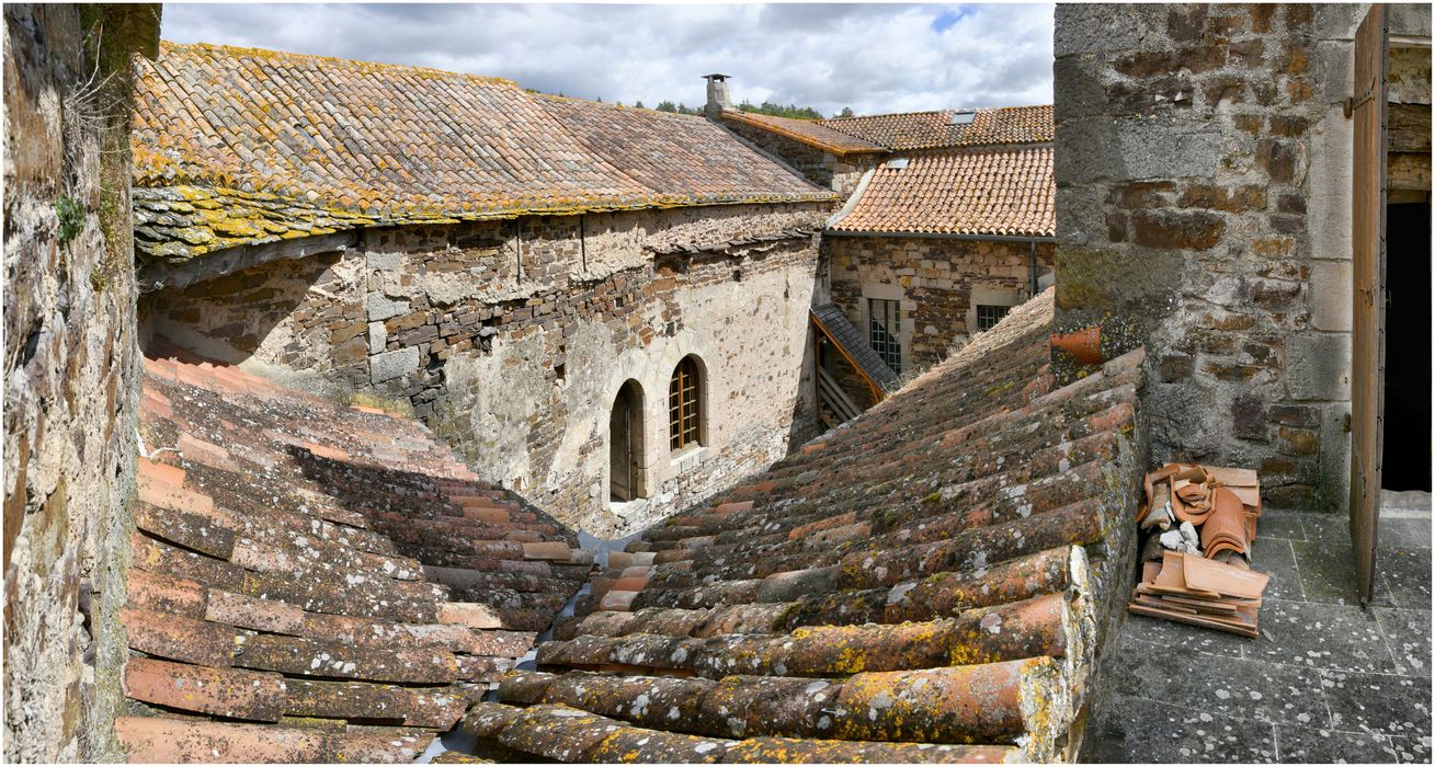 cour prise depuis le toit (angle sud-ouest)