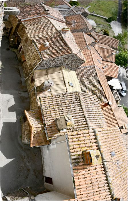 maisons bordant l'aile sud