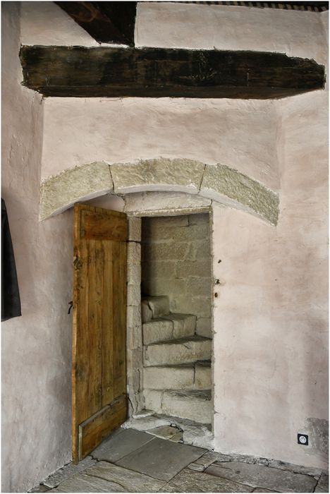 1er étage, aile nord,  salle au plafond peint, porte distribuant l'escalier en vis