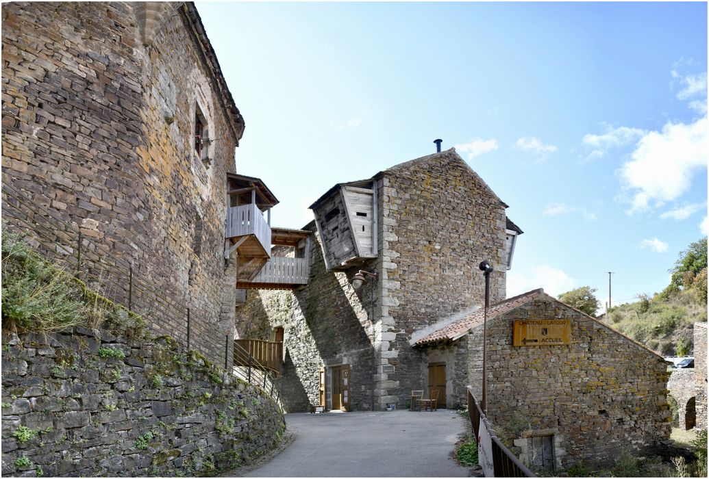 élévation nord avec angle en pan-coupé, à l’étage, croisée transformée en porte-haute pour engranger les récoltes. À droite, la « citadelle »