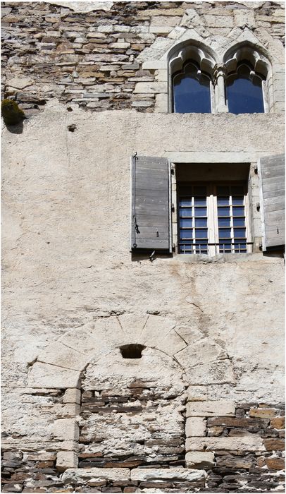 élévation sud, détail ouvertures au niveau de la tour sud