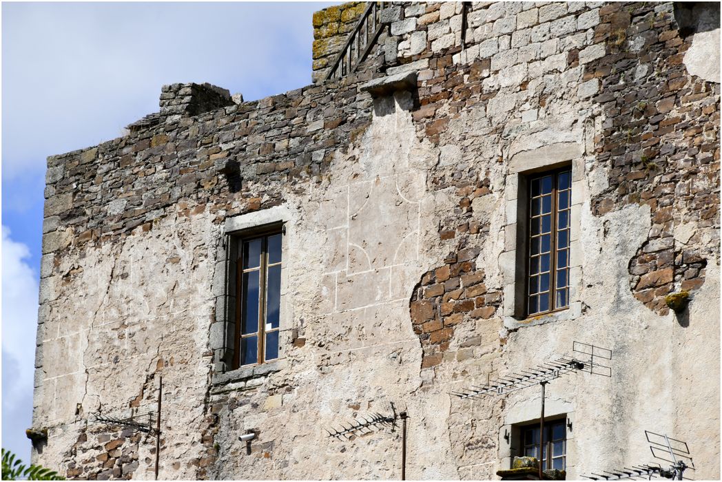 élévation sud, angle sud-ouest, détail du décor géométrique peint sur l'enduit